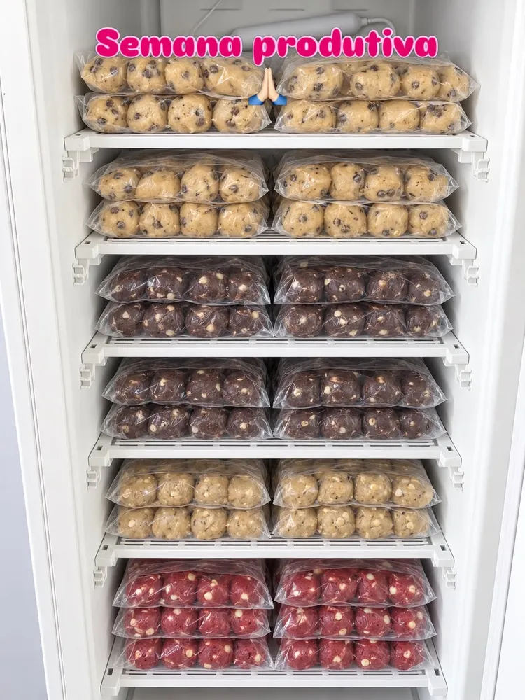 Freezer cheio de massas de cookie congeladas
